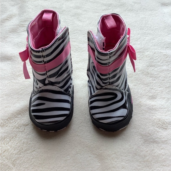 Zebra Print Baby Rain Boots w/Pink Bows - Picture 2 of 3